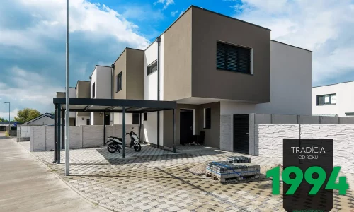 Motorka pod prístreškom pre dve autá pri dome