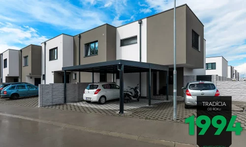 Zaparkované auto s motorkou pod prístreškom GARDEON