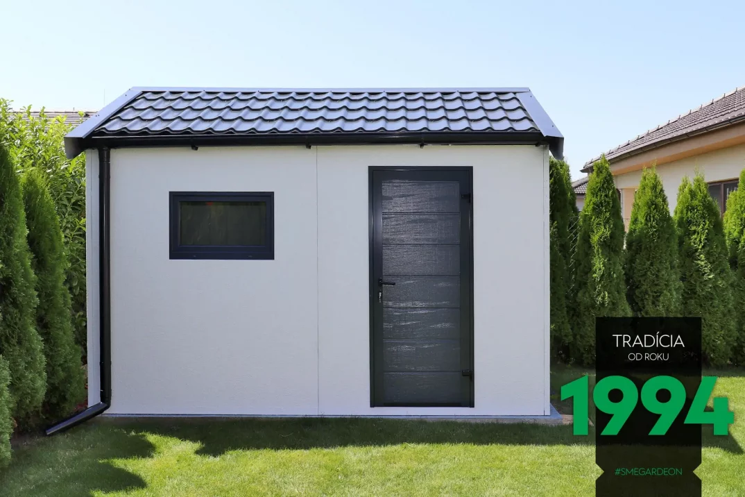 Záhradný domček so sedlovou strechou na záhrade