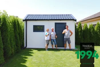 Montážnik so zákazníkmi pred záhradným domčekom so sedlovou strechou