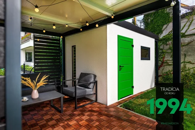 Záhradný domček so zelenými dverami a pergolou s posedením