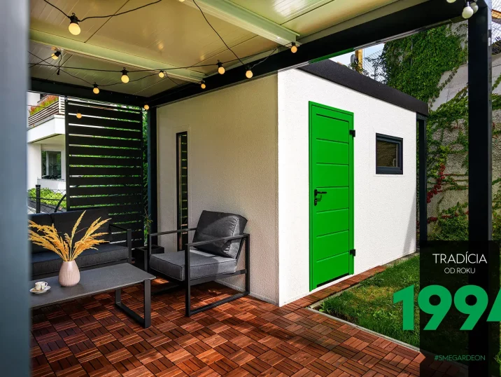 Záhradný domček so zelenými dverami a pergolou s posedením