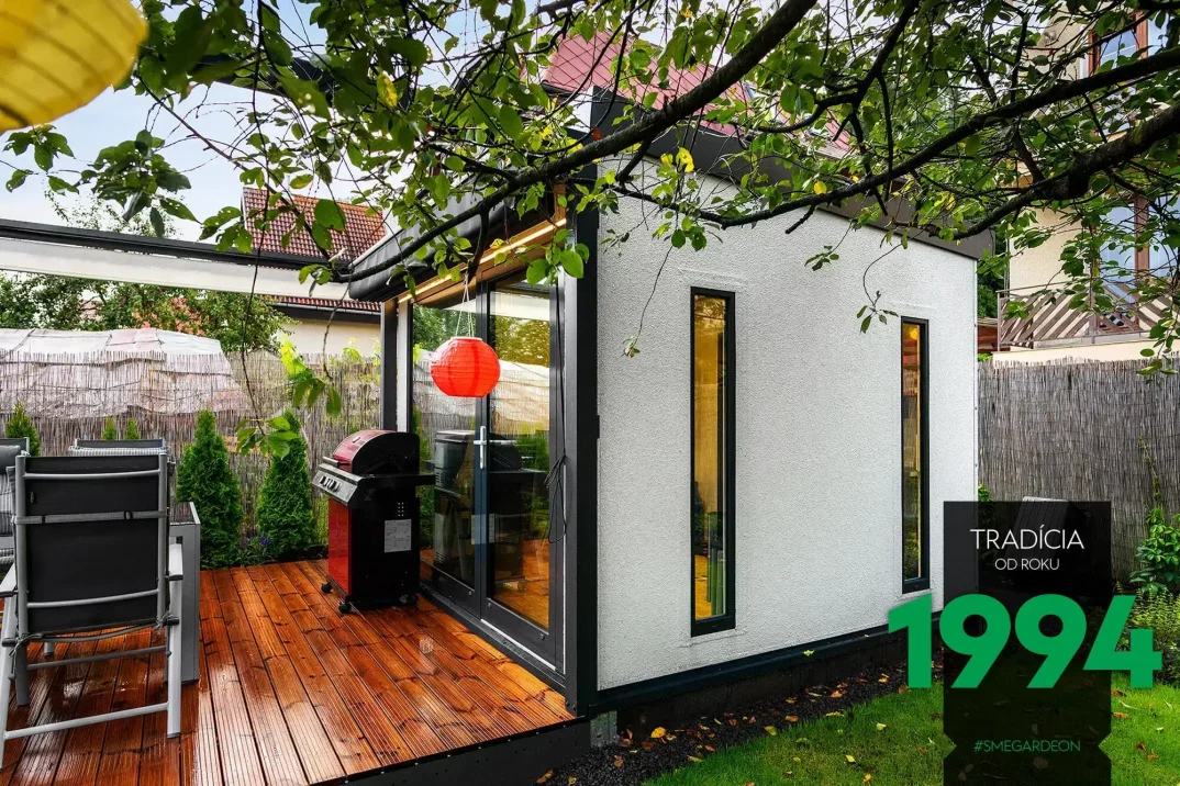 Záhradný domček so sklenenými dverami
