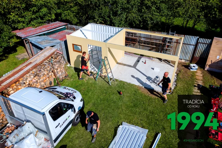 Montáž záhradného domčeka s prístreškom na záhrade
