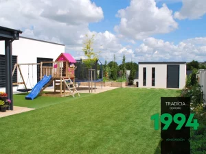 Preliezky na z&aacute;hrade pri z&aacute;hradnom domčeku