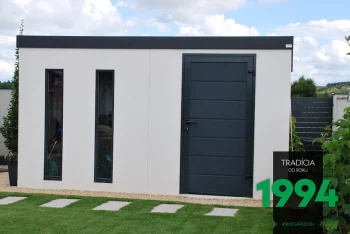 Záhradný domček v bielej omietke na záhrade