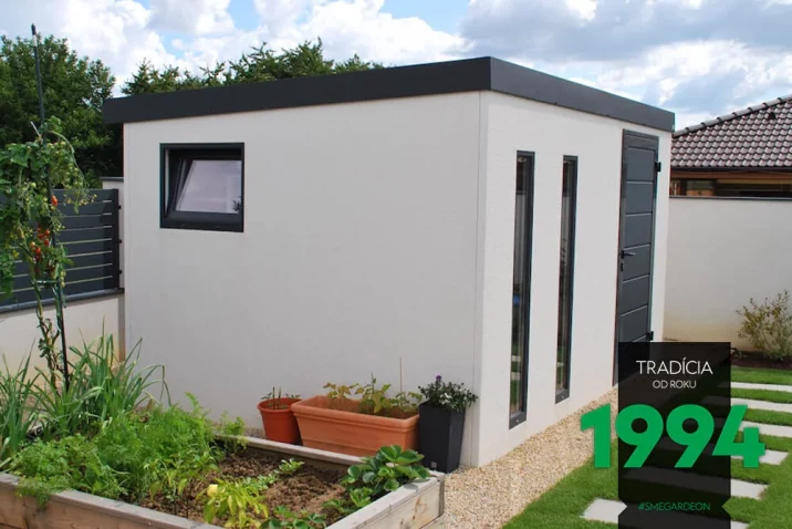 Pohľad zboku na záhradný domček