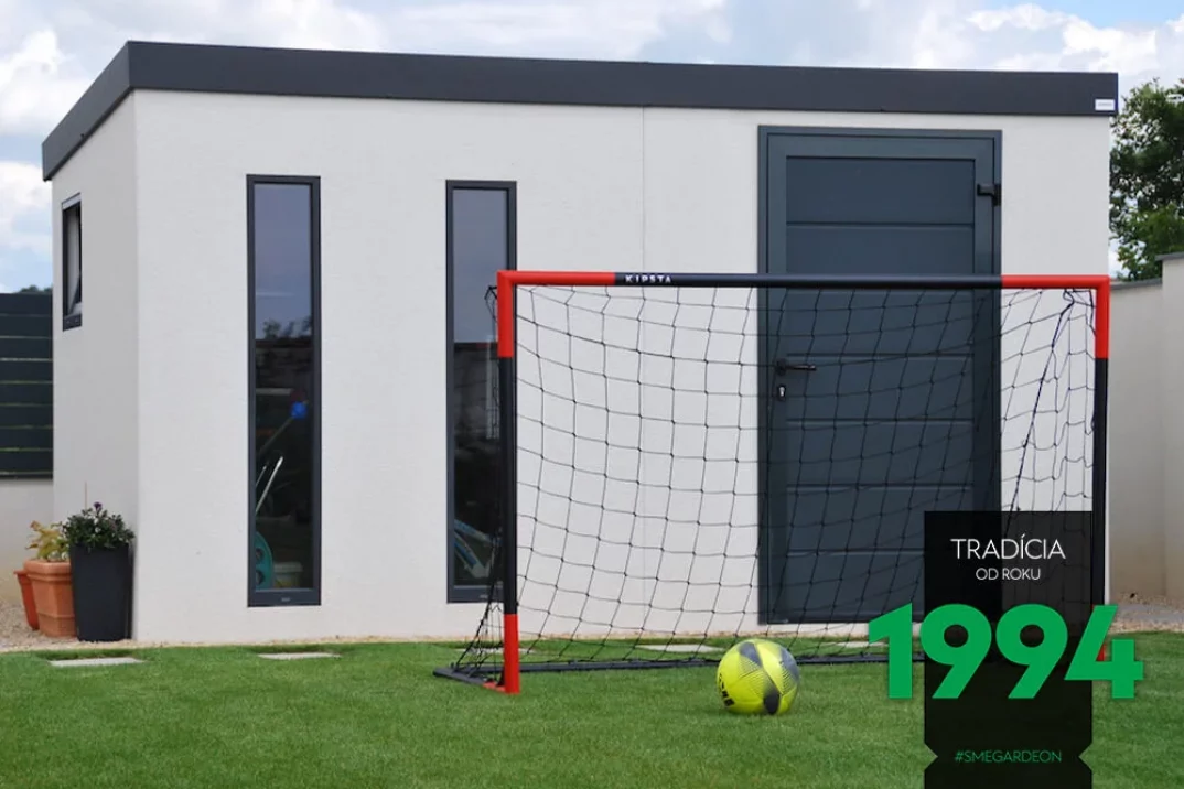 Futbalová bránka pred záhradným domčekom na záhrade