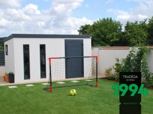 Z&aacute;hradn&yacute; domček s futbalovou br&aacute;nou