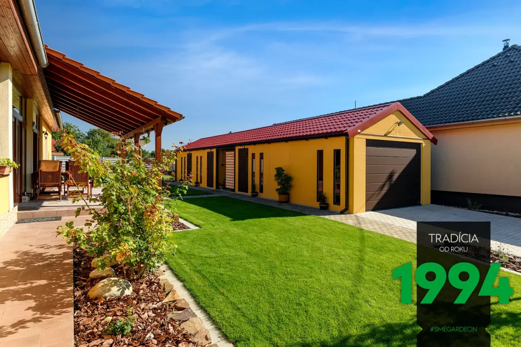 Atypická garáž v žltej omietke so sedlovou strechou