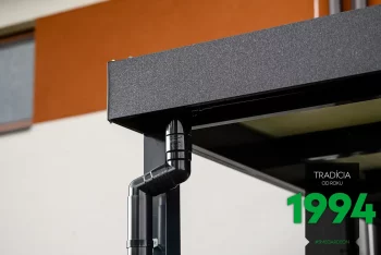 Detail na atiku s odkvapom