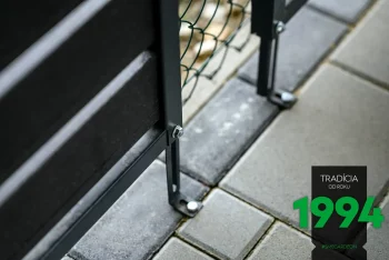 Detail na spodok kovovej výplne