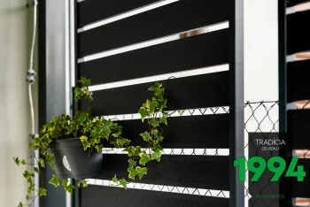 Kvetináč na kovovej výplni pergoly