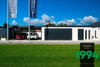 Atypická garáž s prístreškom v showroome