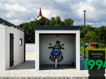 Otvorená garáž s motorkou v showroome