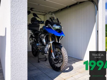 Motorka v garáži pre motorku v showroome