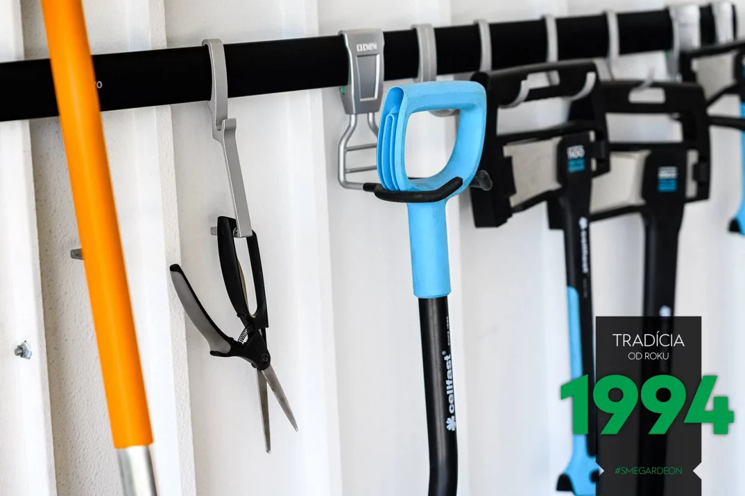 Detail na zavesené náradie na stene montovanej garáže.