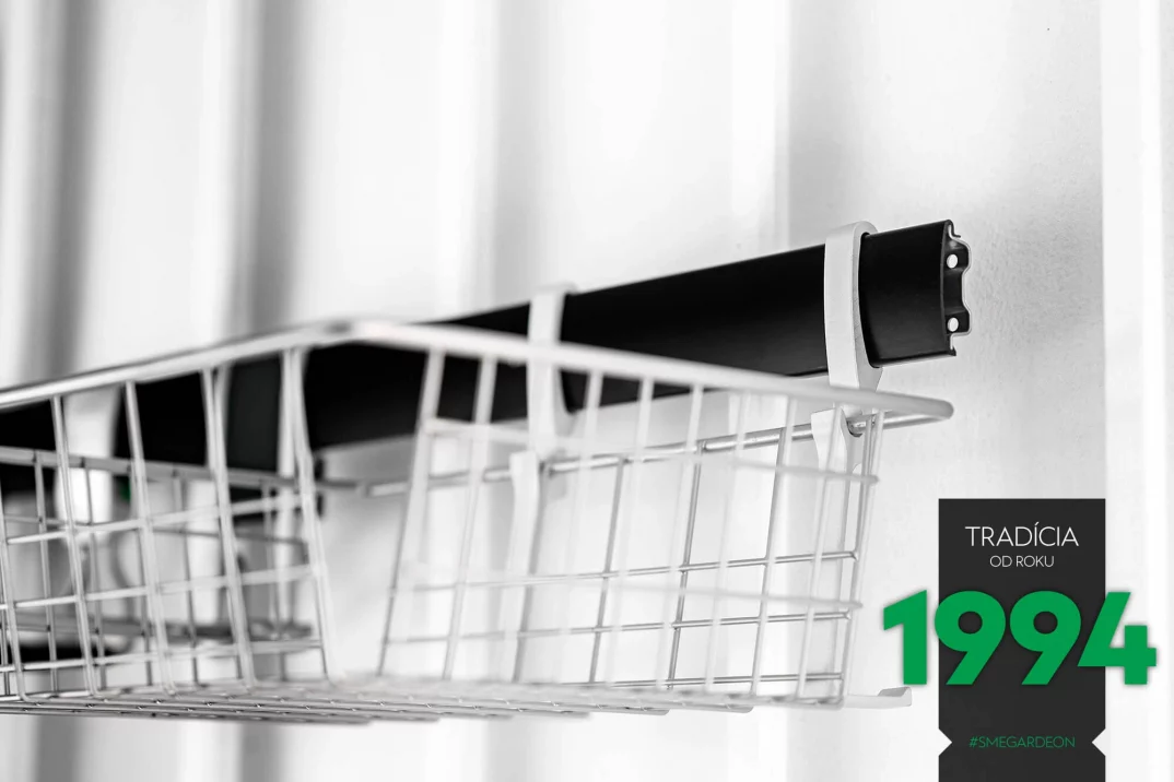 Zavesený košík na stene montovanej garáže.