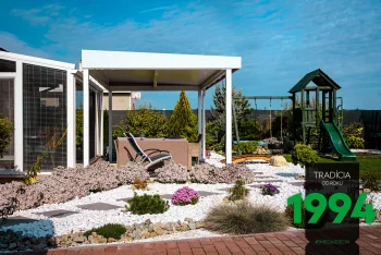 Posedenie pod bielou pergolou