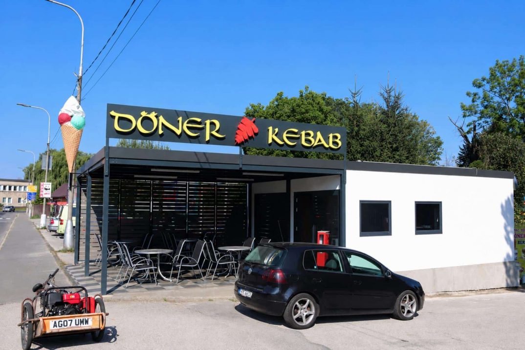 Montovaná predajňa stánku s rýchlym občerstvením.