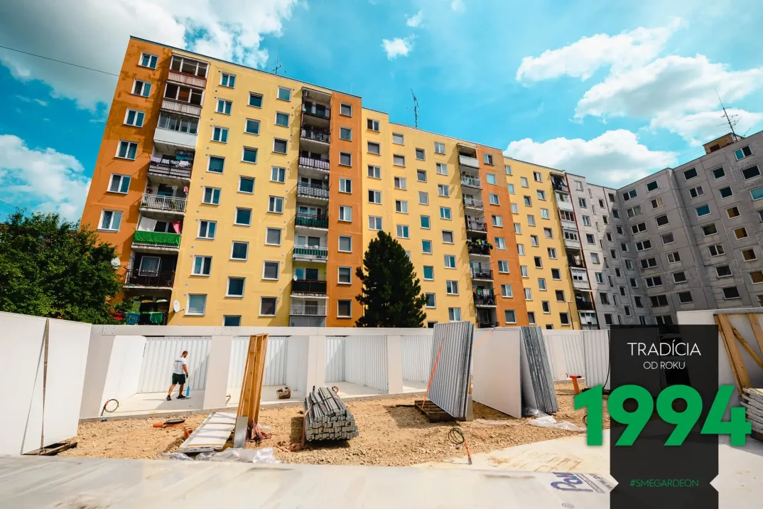 Montáž radových garáži pred panelákmi