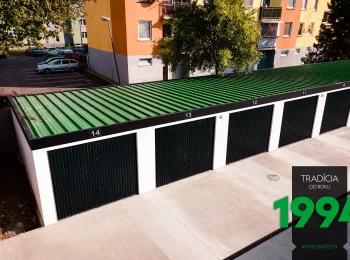 Radové garáže so zelenou plechovou strechou