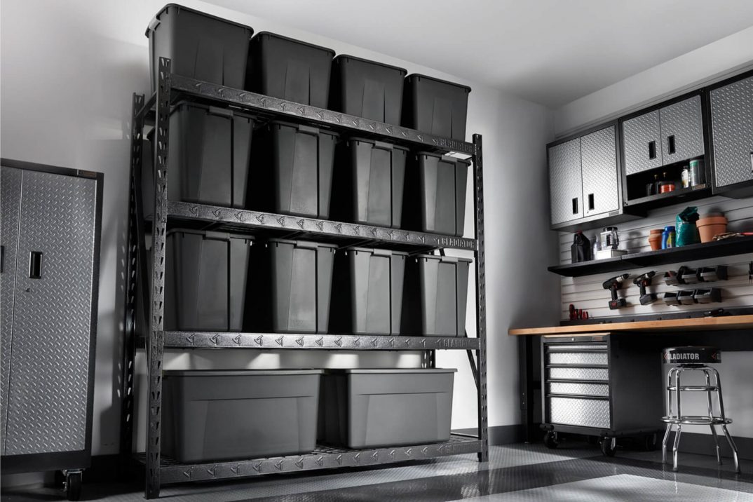 Vnútro montovanej garáže s regálmi.