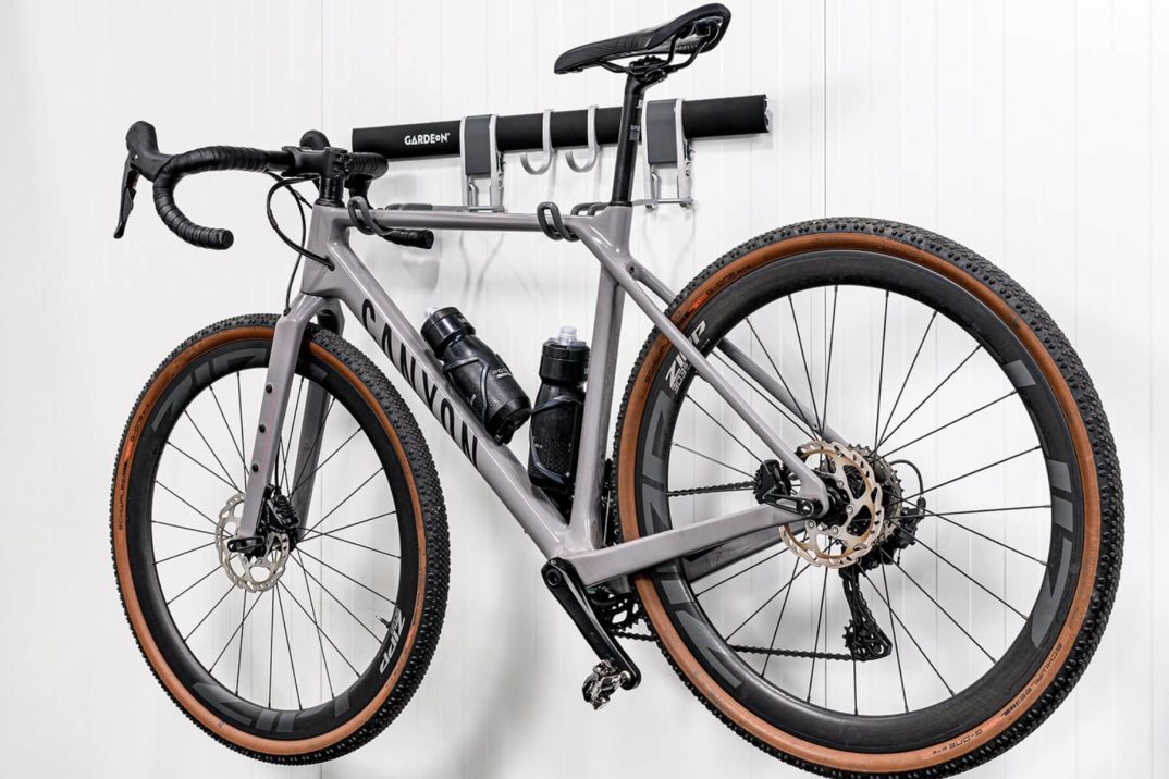 Závesný systém s bicyklom na stene garáže.