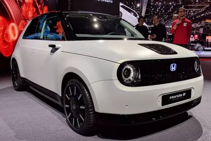 Biele auto na výstave áut Geneva Motor Show vo Švajčiarsku