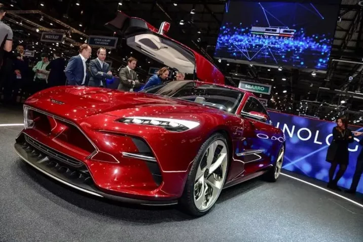 Červené auto na výstave áut Geneva Motor Show vo Švajčiarsku