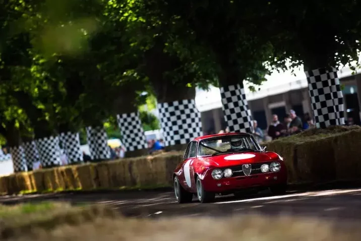 Červené športové auto na výstave áut Goodwood Festival of Speed v meste Chichester