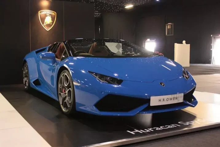 Modré auto na výstave áut London Motor Show v Londýne