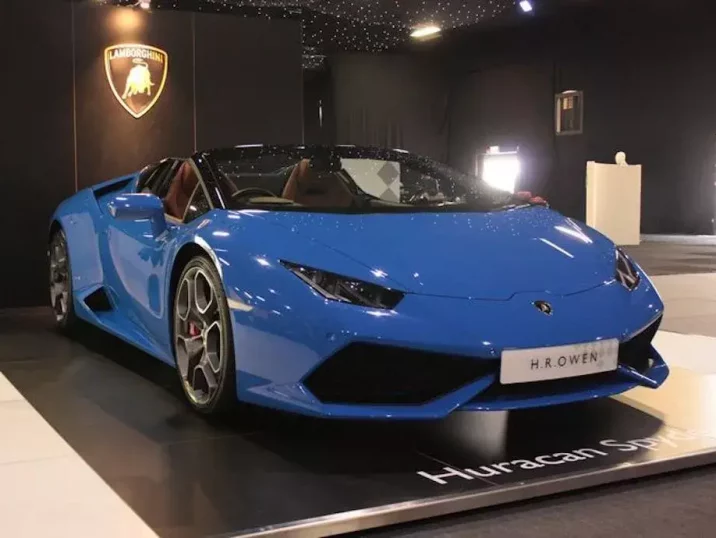 Modré auto na výstave áut London Motor Show v Londýne