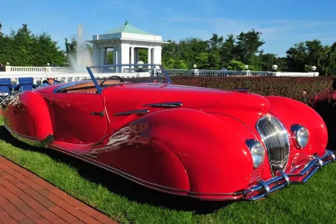 Červené auto na výstave áut The Elegance at Hershey v Pensilvánii