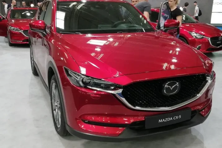 Červené auto na výstave áut AUTOSALON v Incheba Expo Aréne v Bratislave