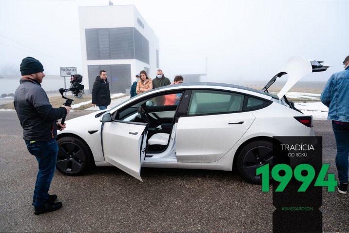 Tesla model 3 na parkovisku pri GARDEONE