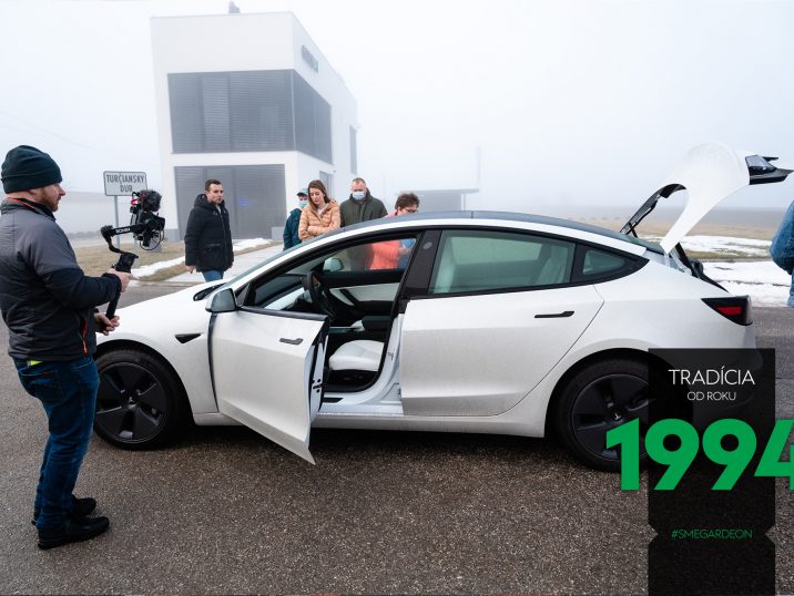 Tesla model 3 na parkovisku pri GARDEONE