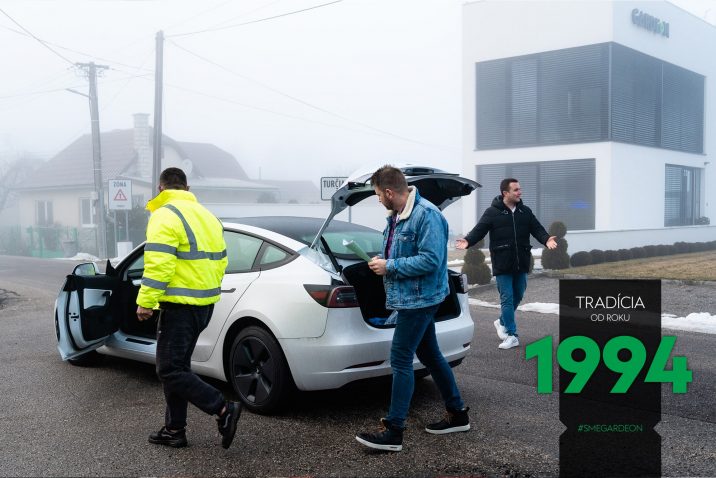 Tesla na parkovisku pri firme GARDEON