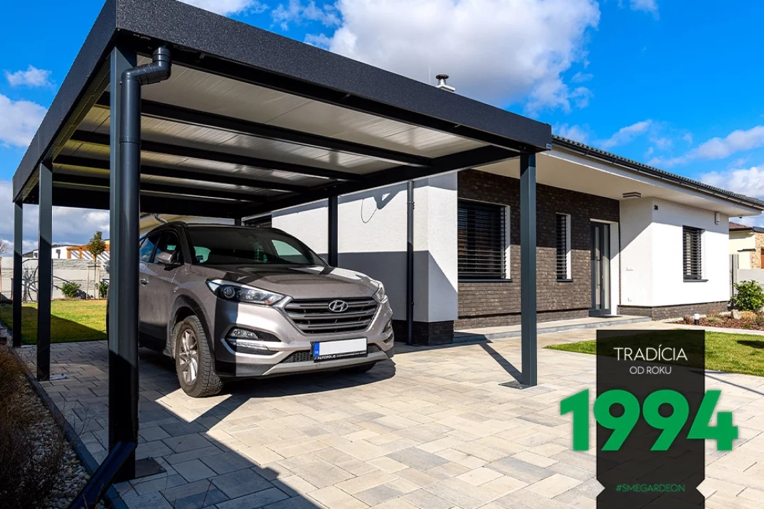 Auto pod prístreškom s izolovanou strechou