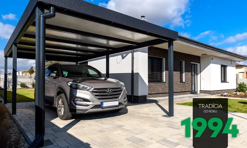 Auto pod prístreškom s izolovanou strechou