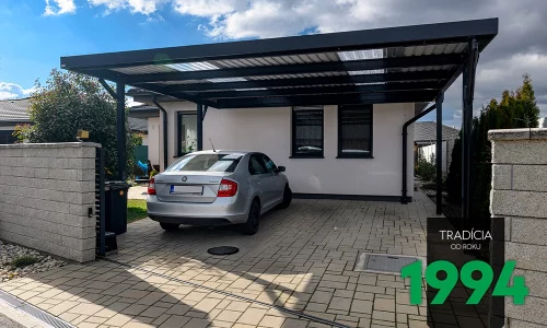 Auto pod polykarbonátovou strechou