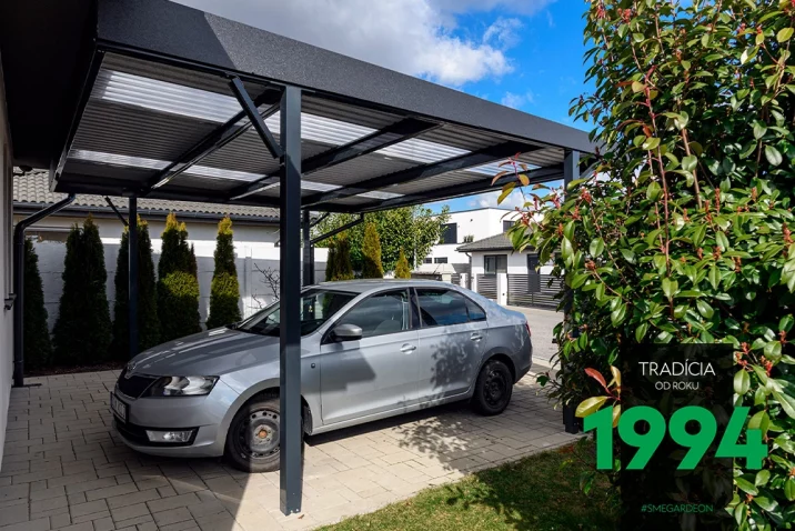 Prístrešok s presahom strechy