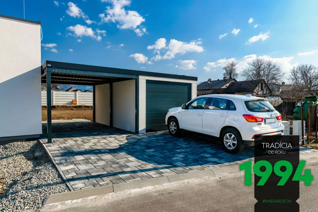 Biele auto pred garážou