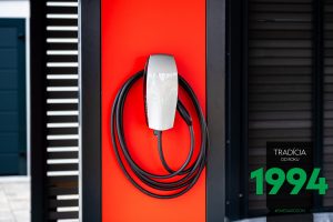 Prístrešok s wallboxom na nabíjanie elektromobilu.
