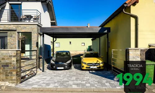 Dve autá zaparkované pod prístreškom