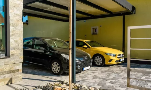 Čierne a žlté auto zaparkované pod prístreškom GARDEON