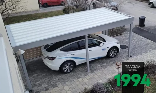 Auto zaparkované pod prístreškom