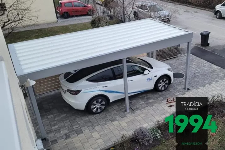 Auto zaparkované pod prístreškom