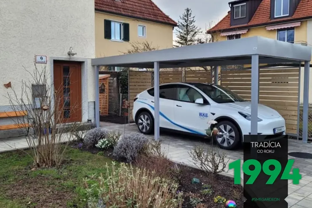 Auto zaparkované pod prístreškom s drevenými výplňami