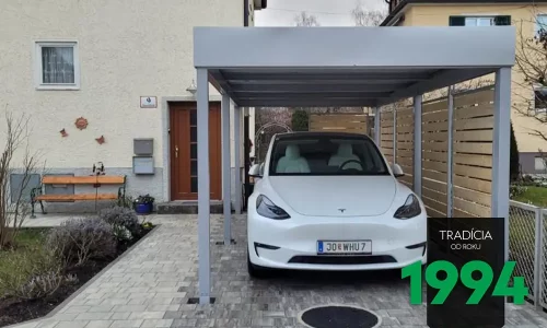 Auto pod prístreškom pre teslu